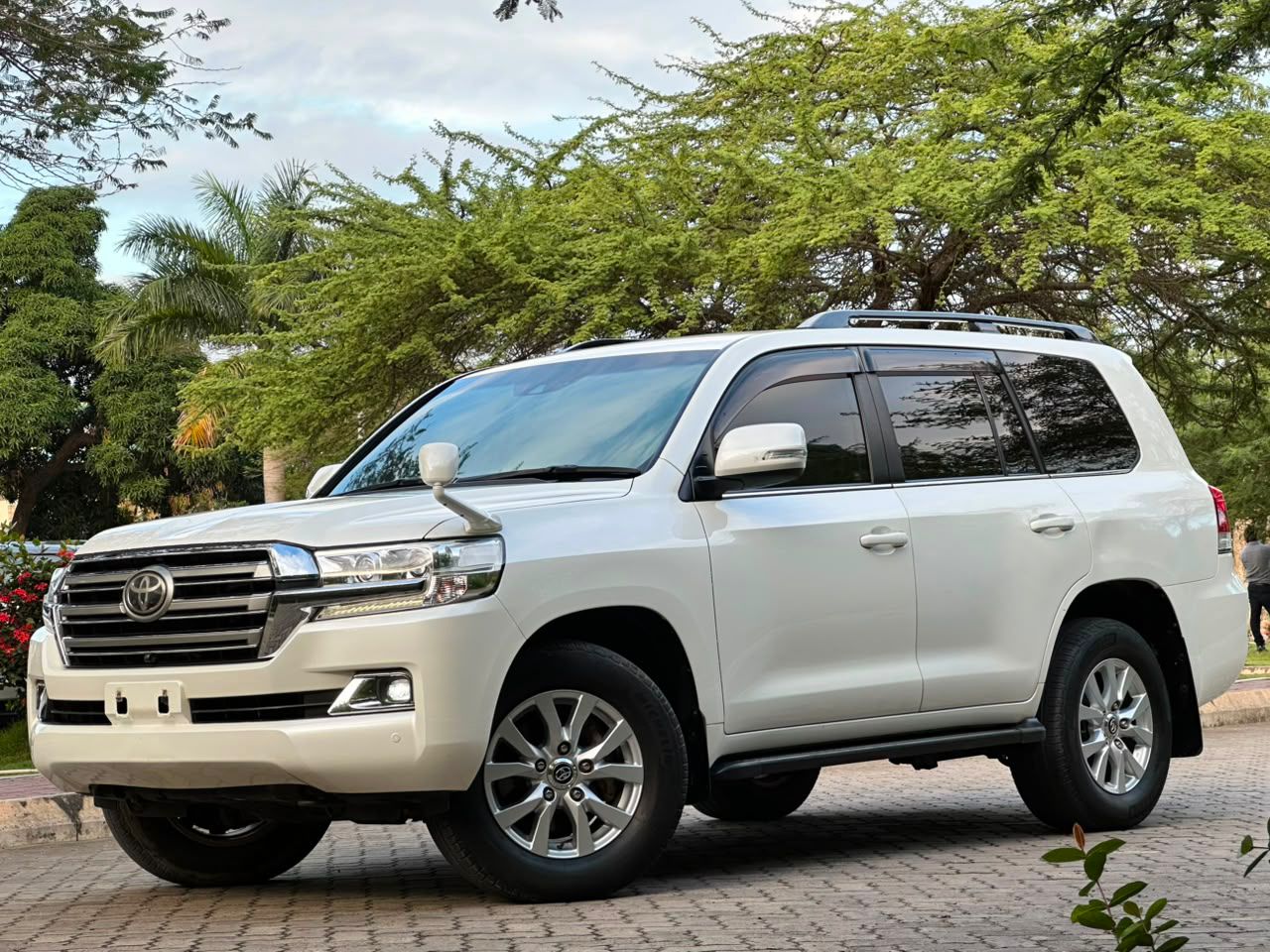 LANDCRUISER thumbnail 5